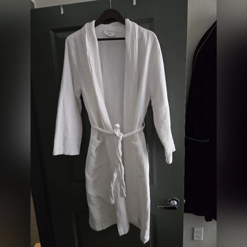 White Textured Robe - Picture 2 of 6